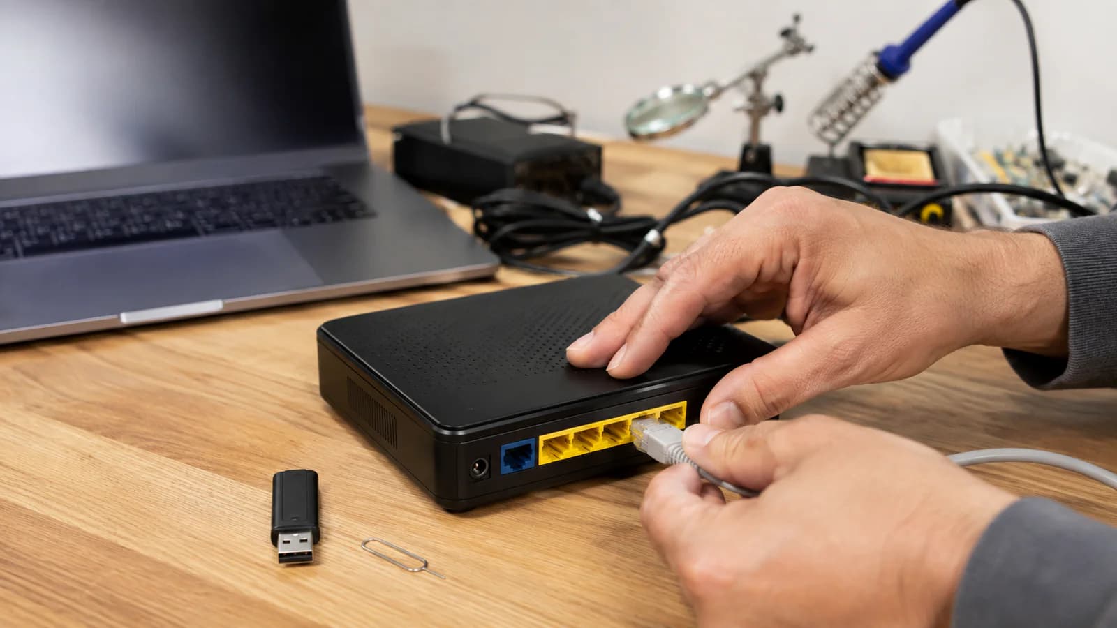 Иллюстрация к статье: OpenWrt: установка, настройка и прошивка домашнего роутера
